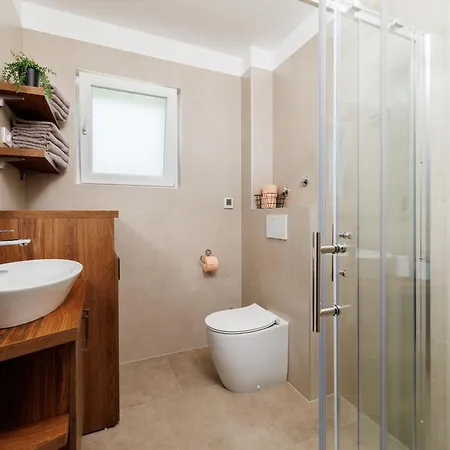 Apartmani Viktorija Jadranovo Exterior photo