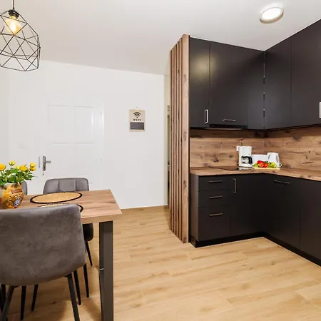 Apartmani Viktorija Jadranovo Exterior photo