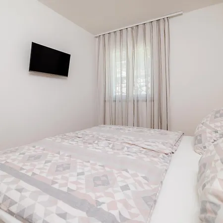 Apartmani Viktorija Jadranovo Exterior photo